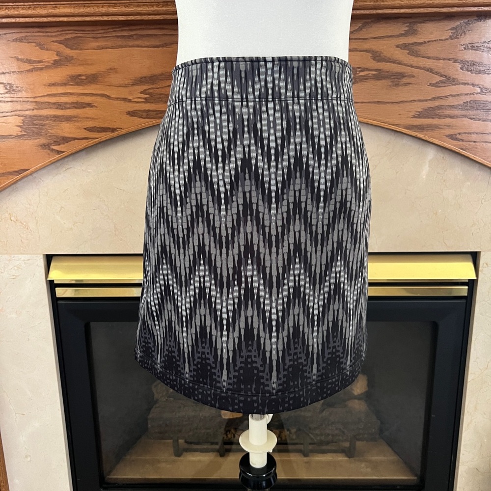 Athleta Thermal Fleece Lined Tech Chevron A-line Mini Skirt Size: Medium